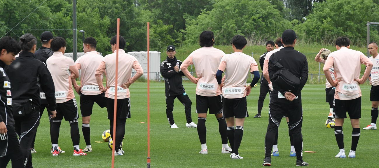 湘南戦前日の練習開始前、選手を集める新潟樹森監督（中央左奥）（撮影・小林忠）