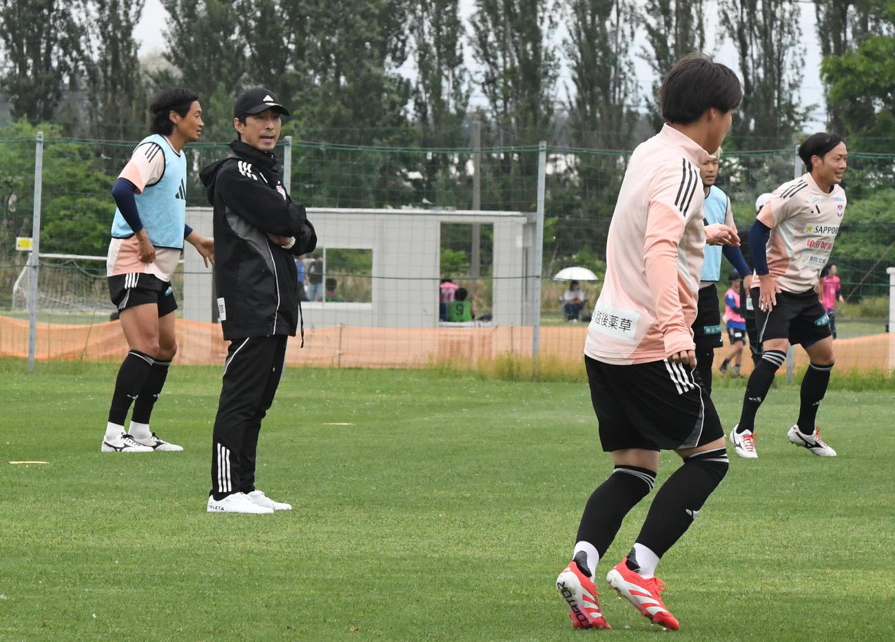 湘南戦前日練習で選手の動きをチェックする新潟樹森監督（左から2人目）（撮影・小林忠）