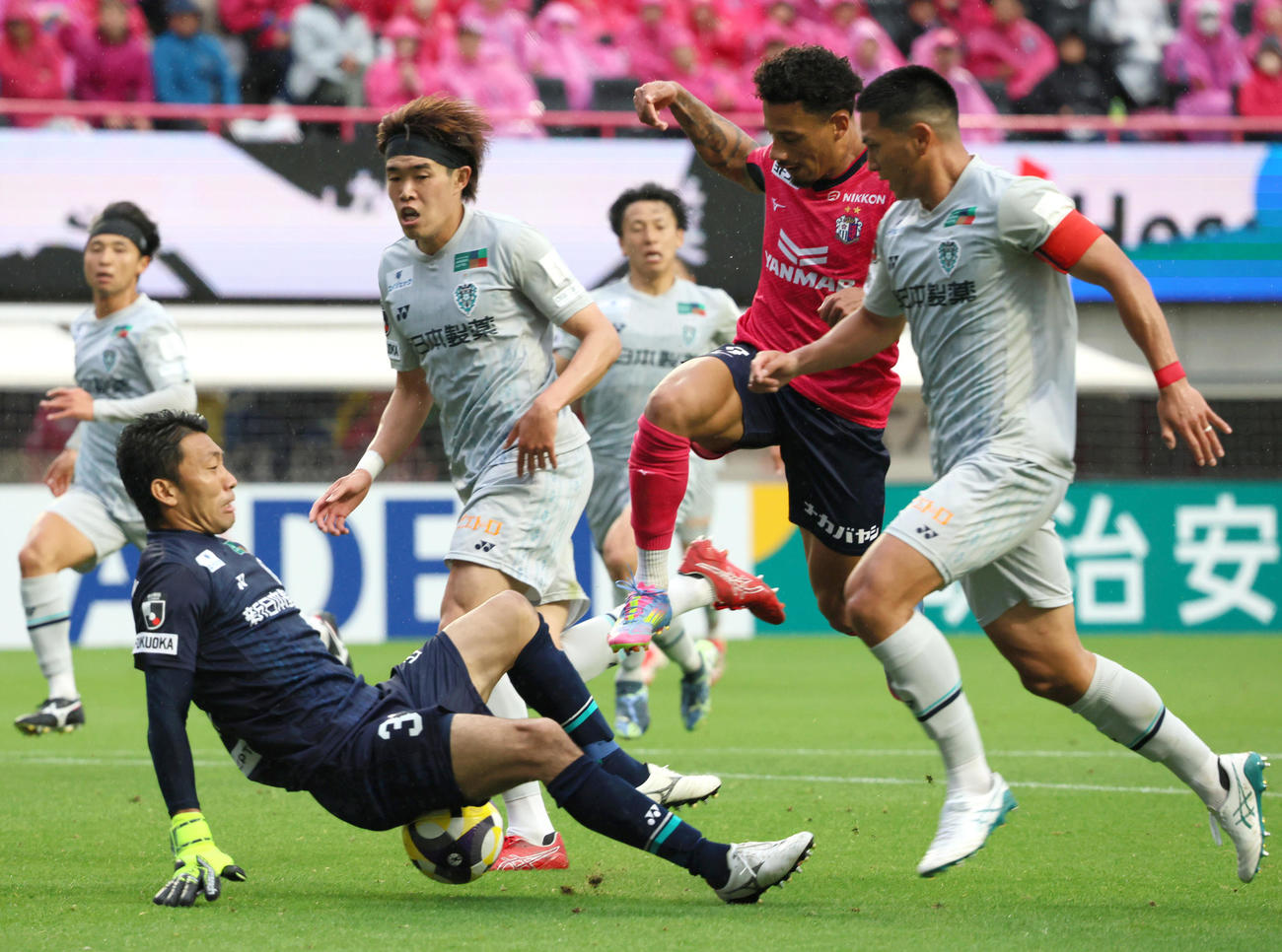 C大阪対福岡　後半、福岡GK村上（左）はC大阪Rハットン（右から2人目）のシュートを止める（撮影・上山淳一）
