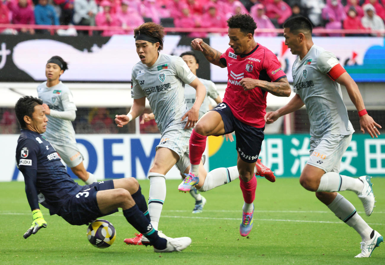 C大阪対福岡　後半、福岡GK村上（左）はC大阪Rハットン（右から2人目）のシュートを止める（撮影・上山淳一）