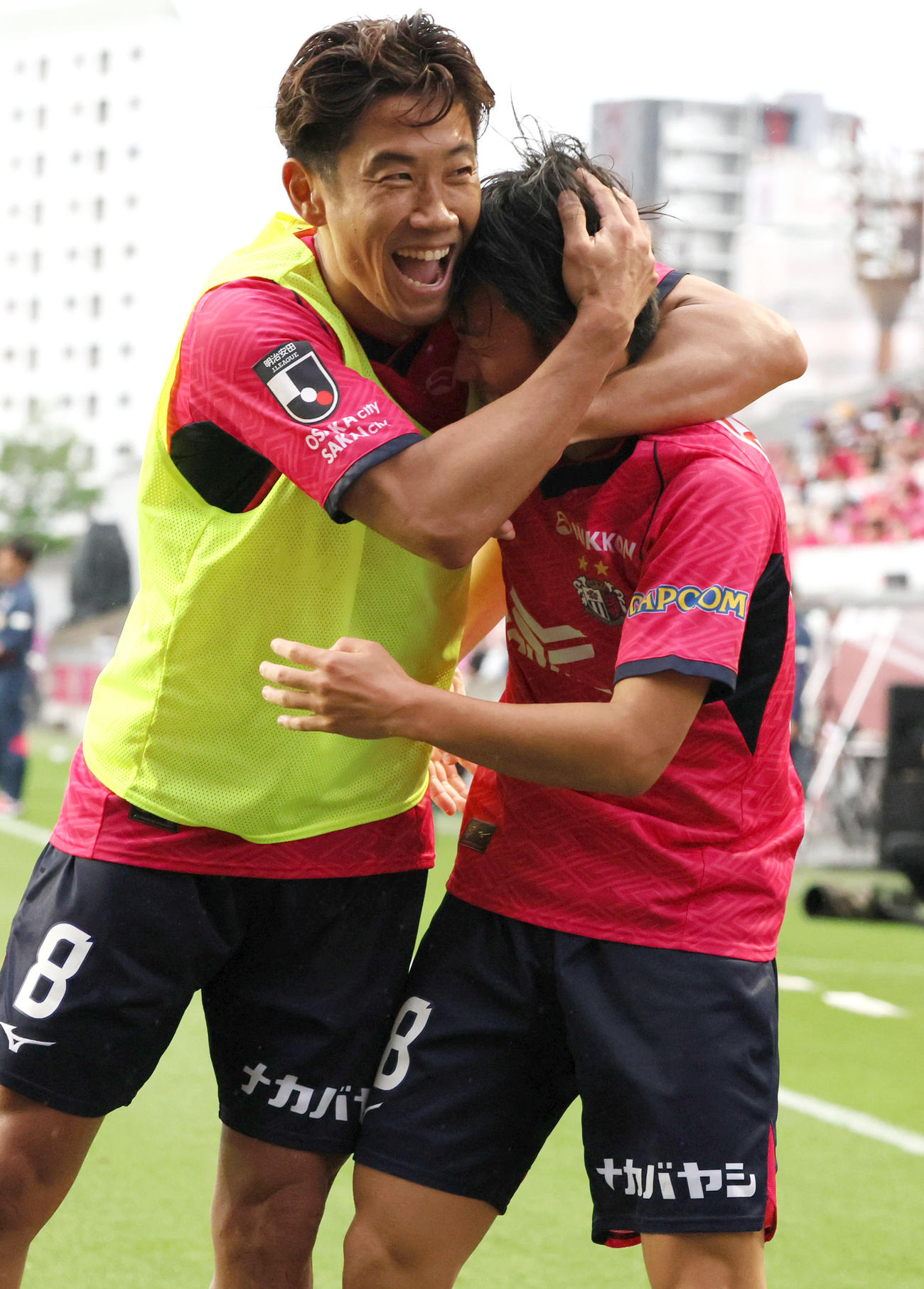 C大阪対福岡　後半、C大阪柴山（右）はゴールを決めC大阪香川から祝福を受ける（撮影・上山淳一）