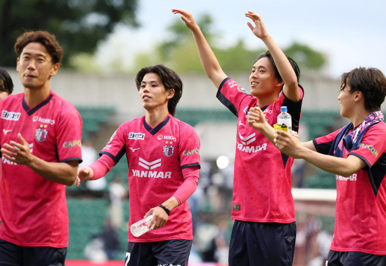 C大阪対福岡　福岡に勝利し、サポーターと喜ぶ、左から香川、上門、北野、阪田（撮影・上山淳一）