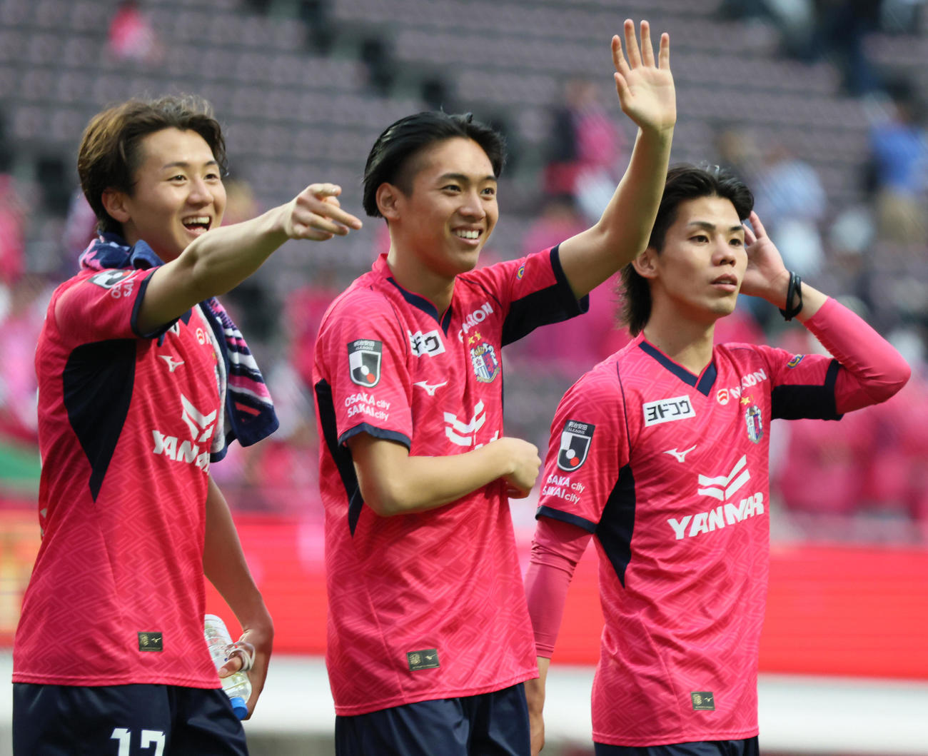 C大阪対福岡　福岡に勝利し、サポーターと喜ぶ、左から阪田、北野、上門（撮影・上山淳一）