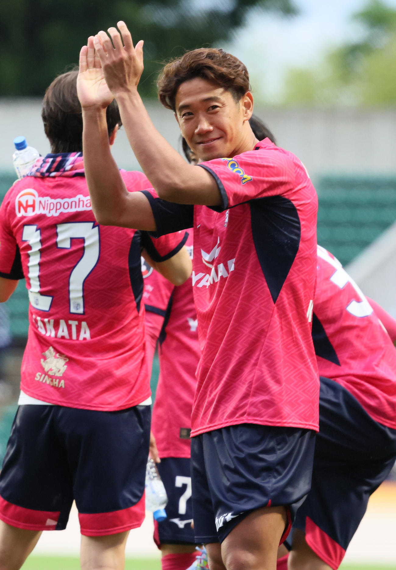 C大阪対福岡　福岡に勝利し、サポーターと喜ぶC大阪香川（撮影・上山淳一）