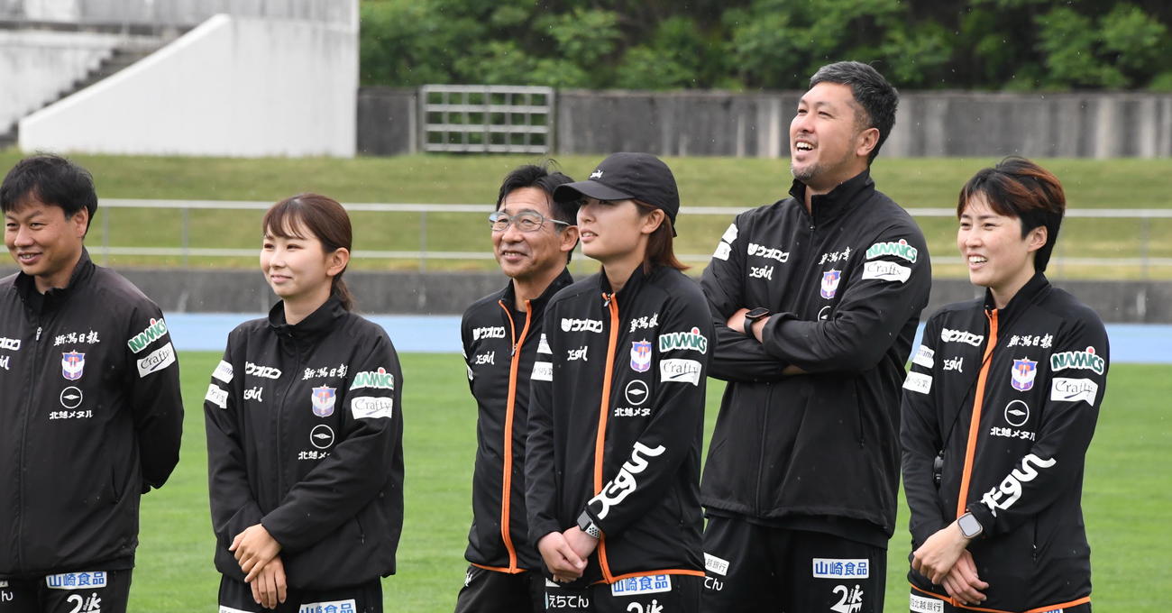 来季続投が発表された新潟L橋川監督（左から3人目）は笑顔を見せる（撮影・小林忠）