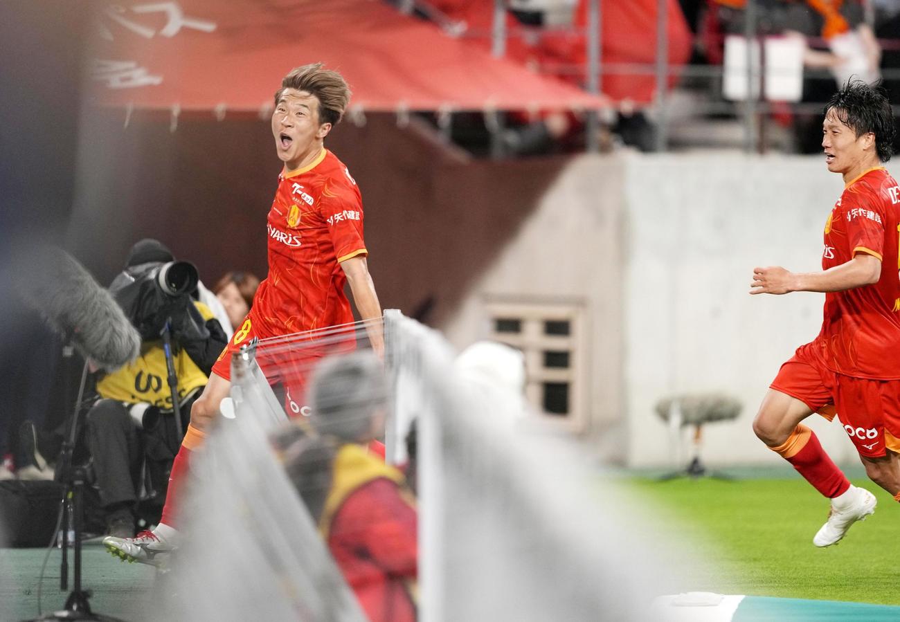 名古屋―浦和　試合終了間際、決勝ゴールを決め駆け出す名古屋・永井（左）（共同）