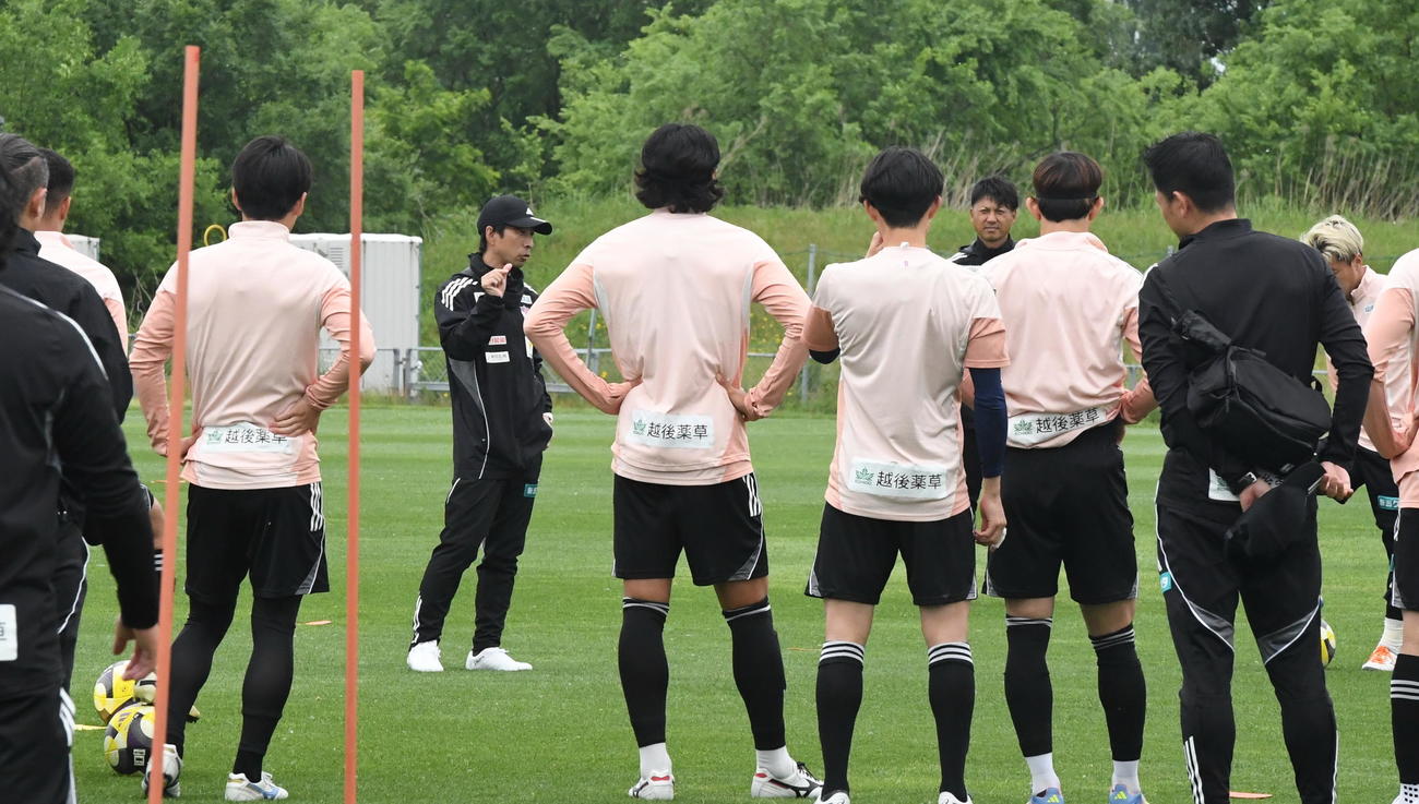 湘南戦の前日練習開始前、選手を集める新潟樹森監督（中央左奥）（撮影・小林忠）