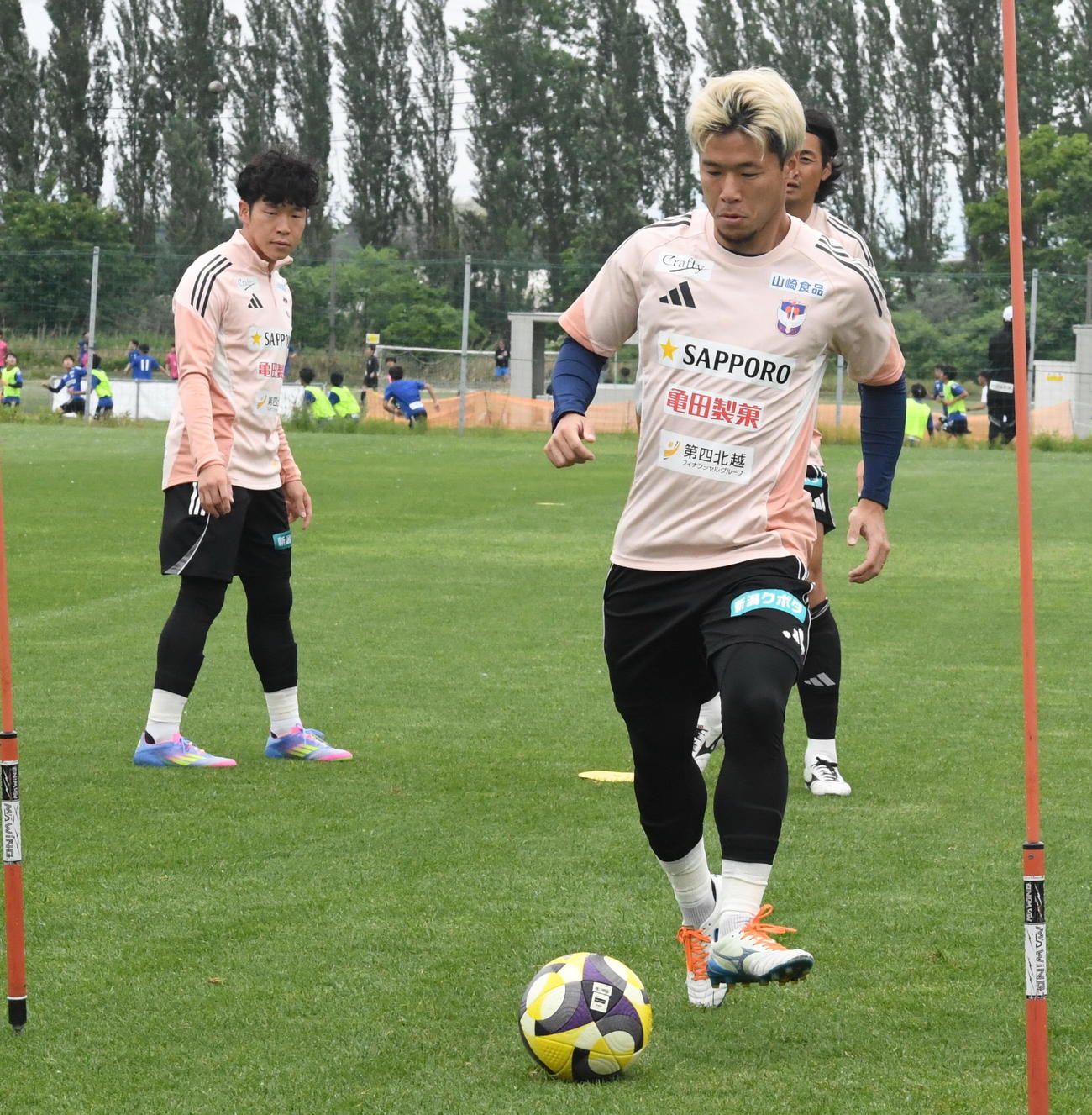 練習でパスを出す新潟DF堀米悠斗（撮影・小林忠）
