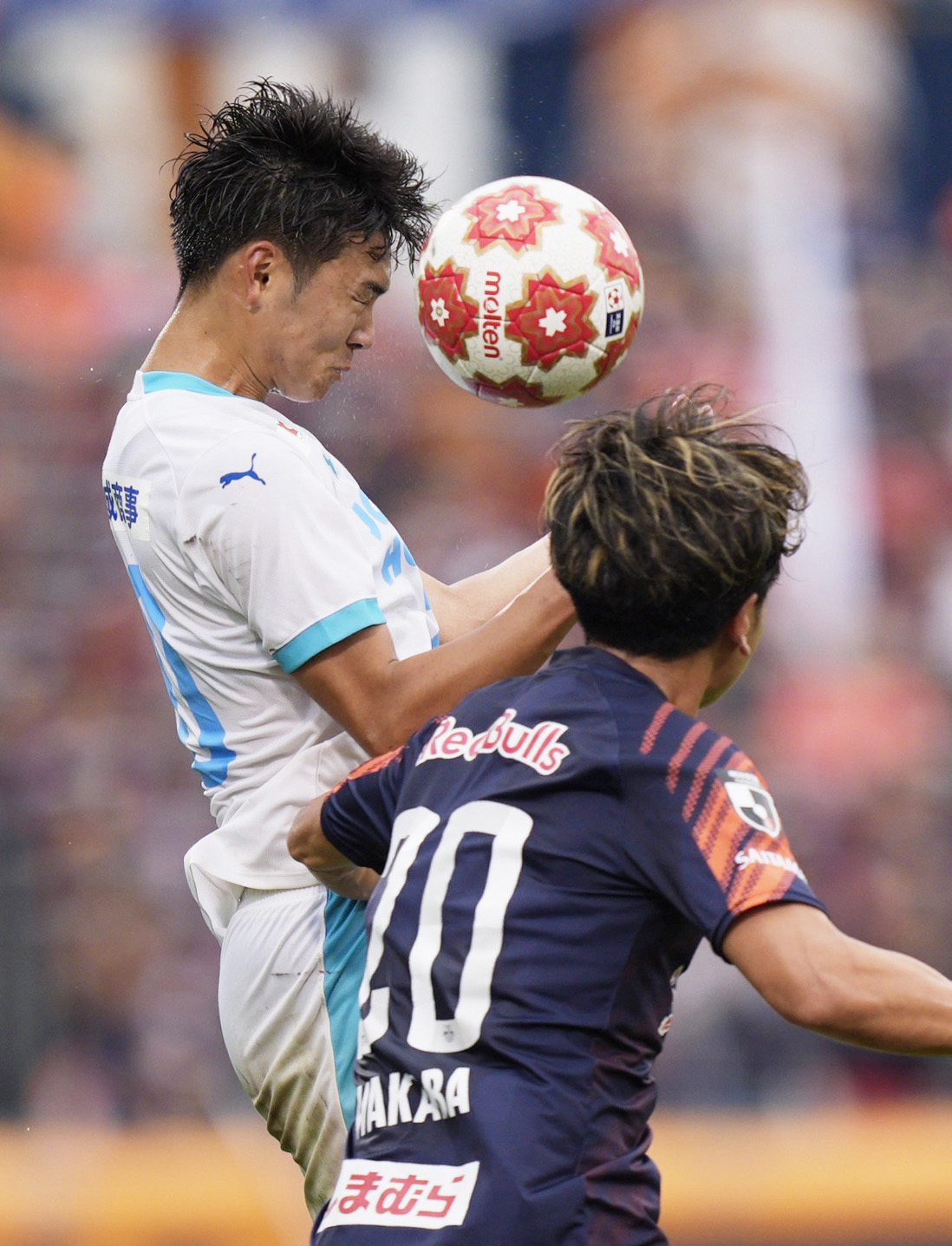 大宮対筑波大　後半、ヘディングで競り合う筑波大・広井（共同）