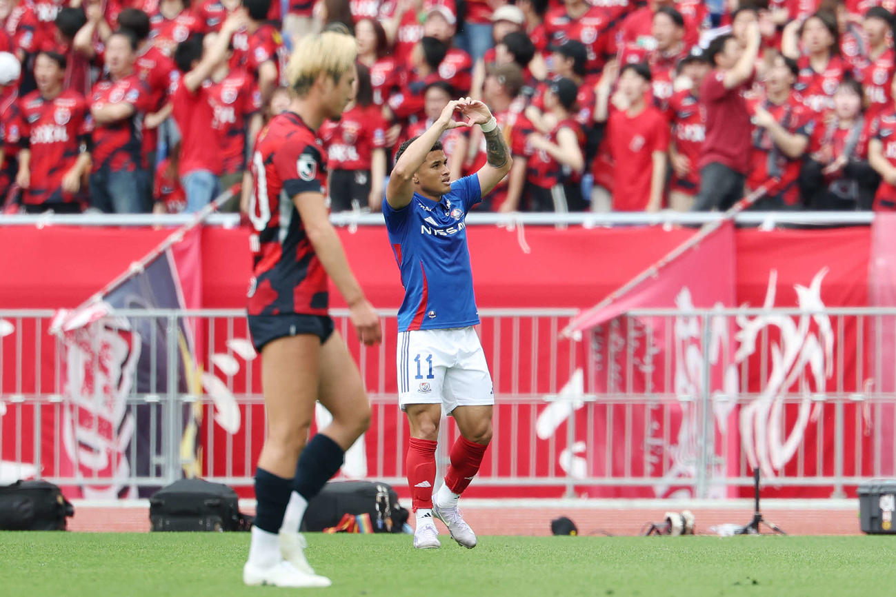 横浜対鹿島　前半、ゴールを決めポーズをとる横浜Yマテウス（撮影・宮地輝）