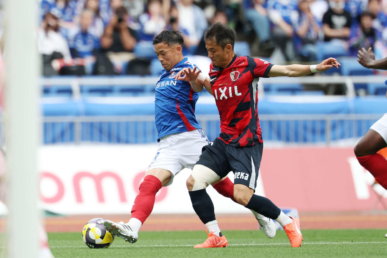 横浜対鹿島　前半、前半、競り合う横浜喜田（左）と鹿島小池（撮影・宮地輝）