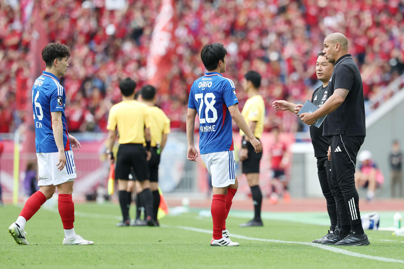 横浜対鹿島　後半開始前、横浜加藤（左）と山根（同2人目）に指示を送るキスノーボ監督（右）（撮影・宮地輝）