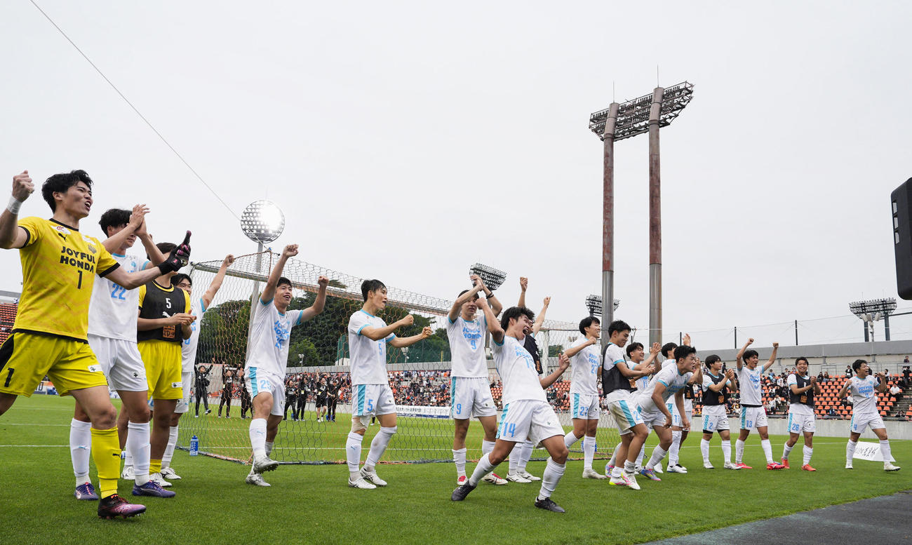 大宮に競り勝ち、大喜びの筑波大の選手たち（共同）