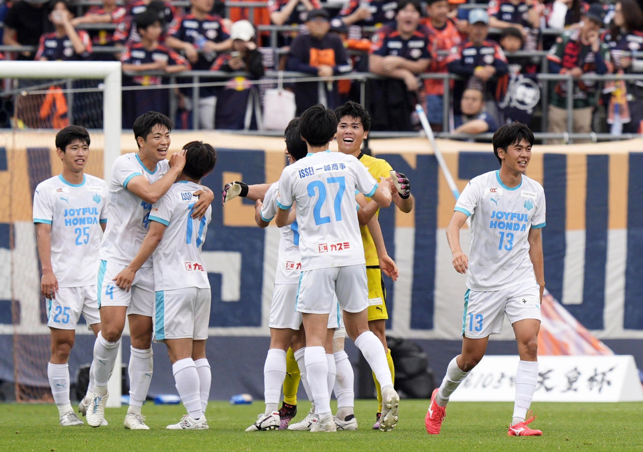 大宮に競り勝ち、喜ぶGK佐藤（右から2人目）ら筑波大イレブン（共同）