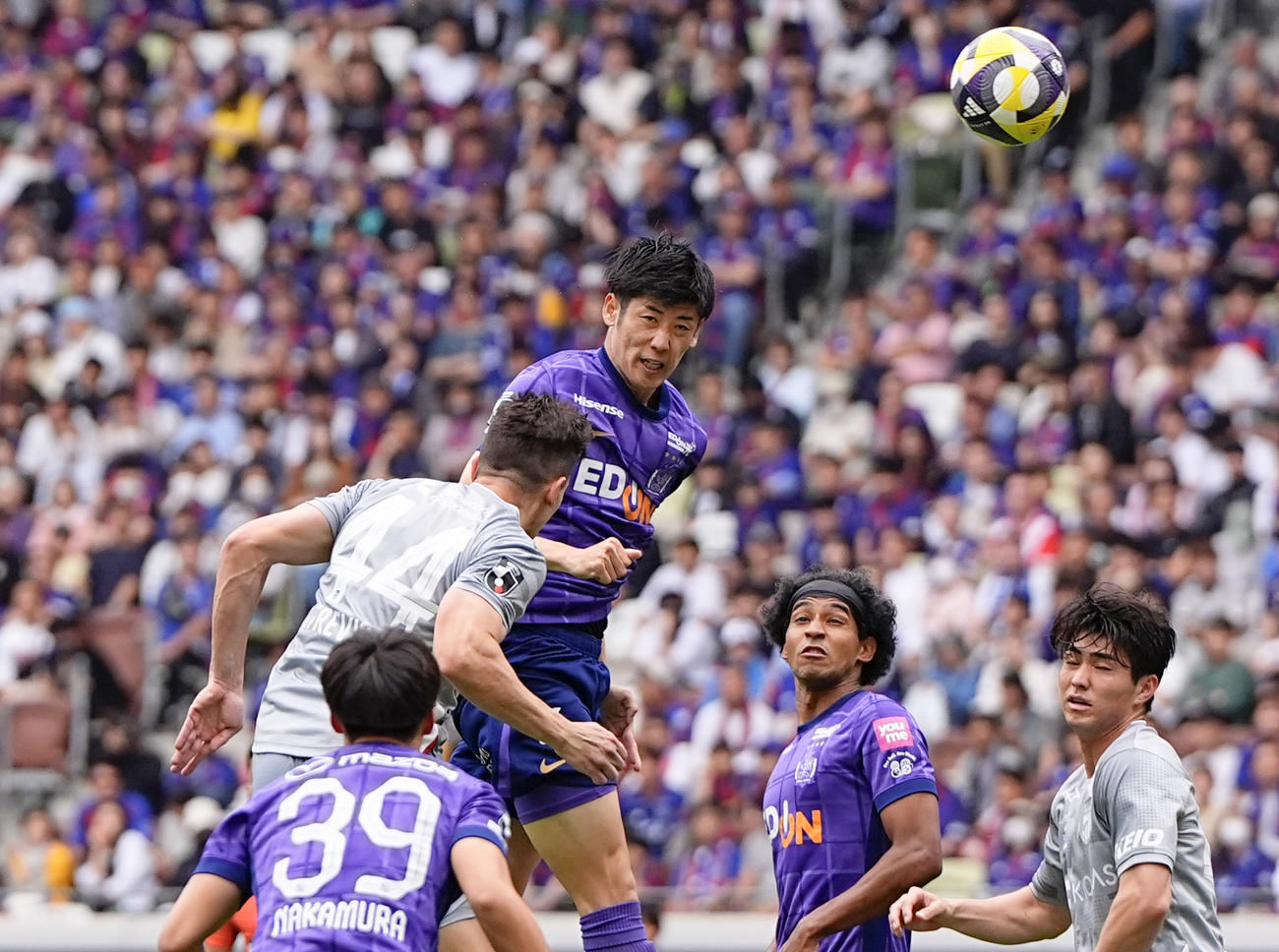FC東京―広島　後半、ヘディングで先制ゴールを決める広島・荒木（中央）