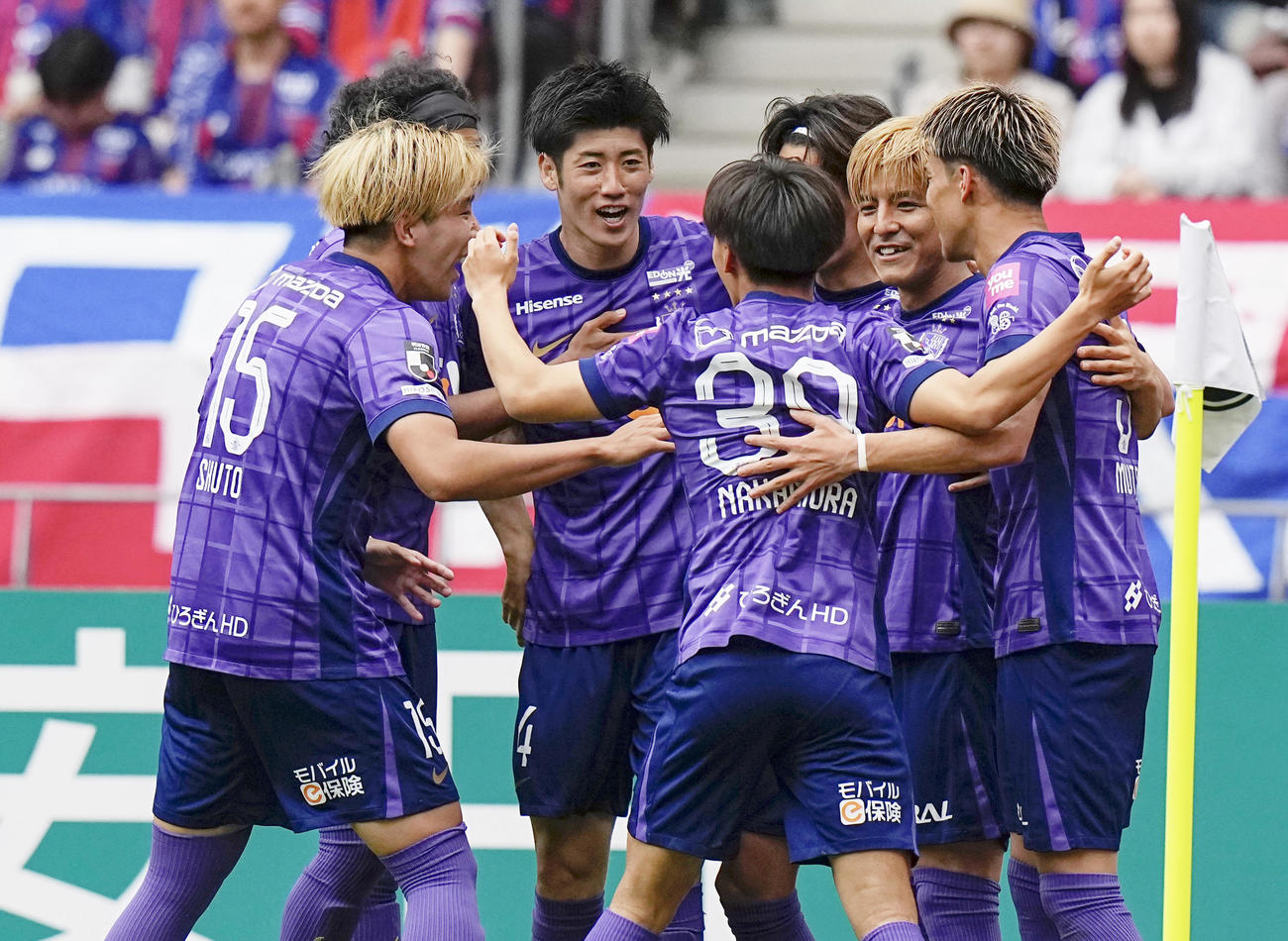FC東京―広島　後半、先制ゴールを決め、喜ぶ広島・荒木（中央）