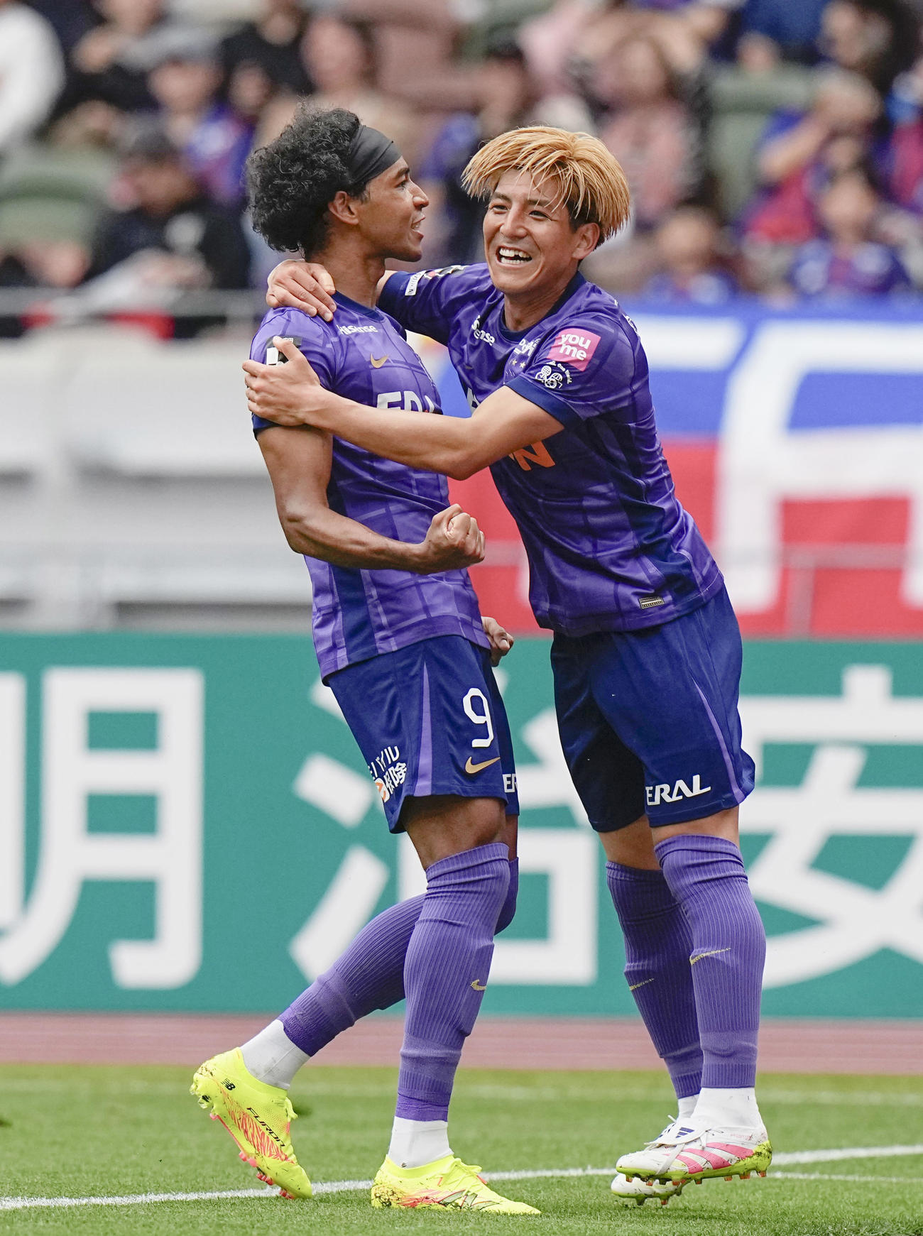 FC東京―広島　後半、チーム2点目のゴールを決め、祝福される広島・ジャーメイン（左）