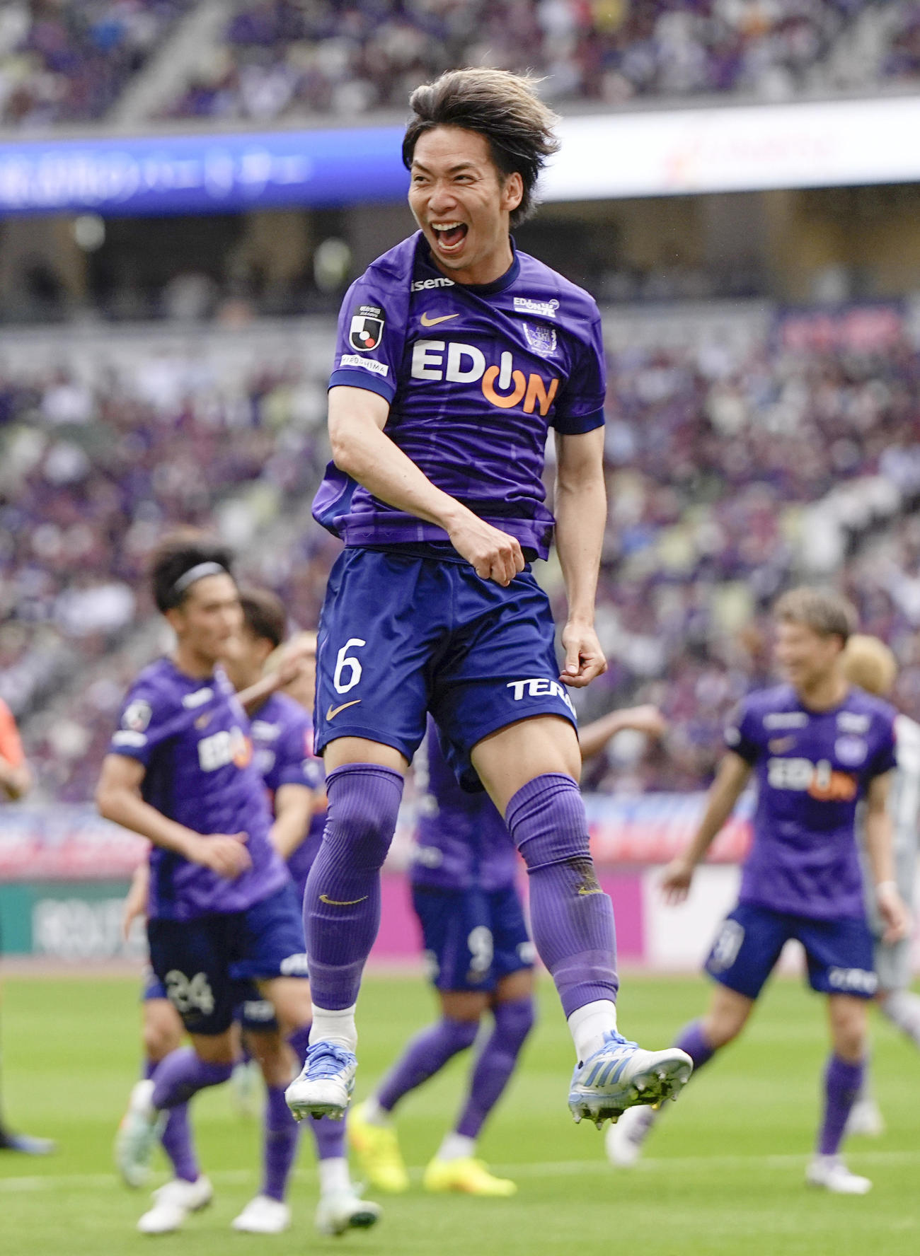 FC東京―広島　後半、チーム3点目のゴールを決め、跳び上がって喜ぶ広島・川辺（共同）