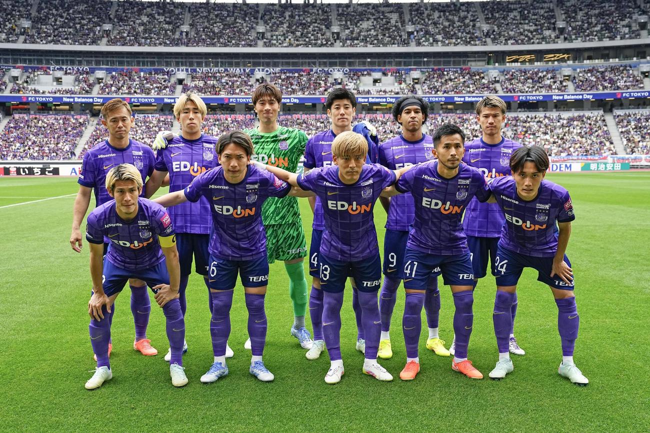 FC東京戦に臨む広島イレブン（共同）