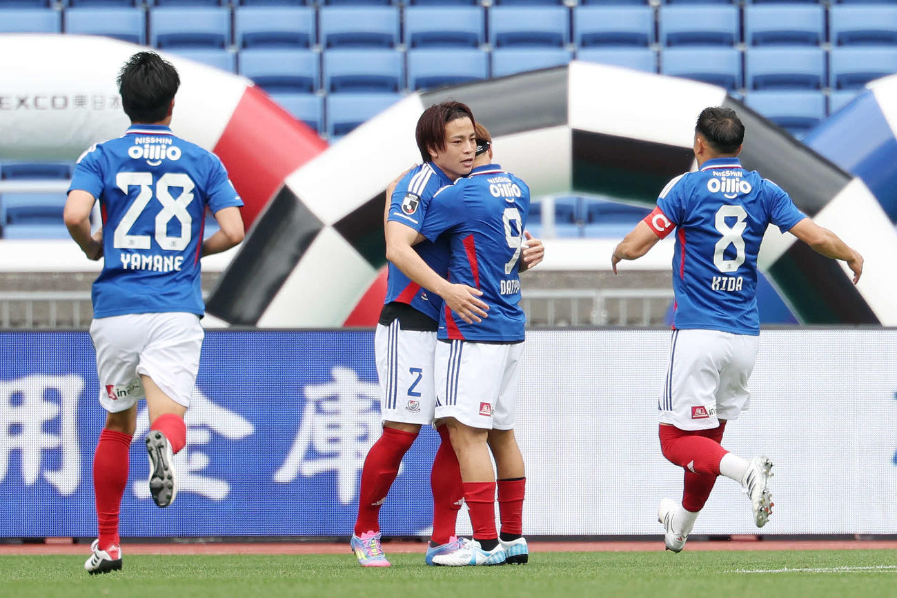 横浜対鹿島　前半、ゴールを決めた横浜永戸（撮影・宮地輝）