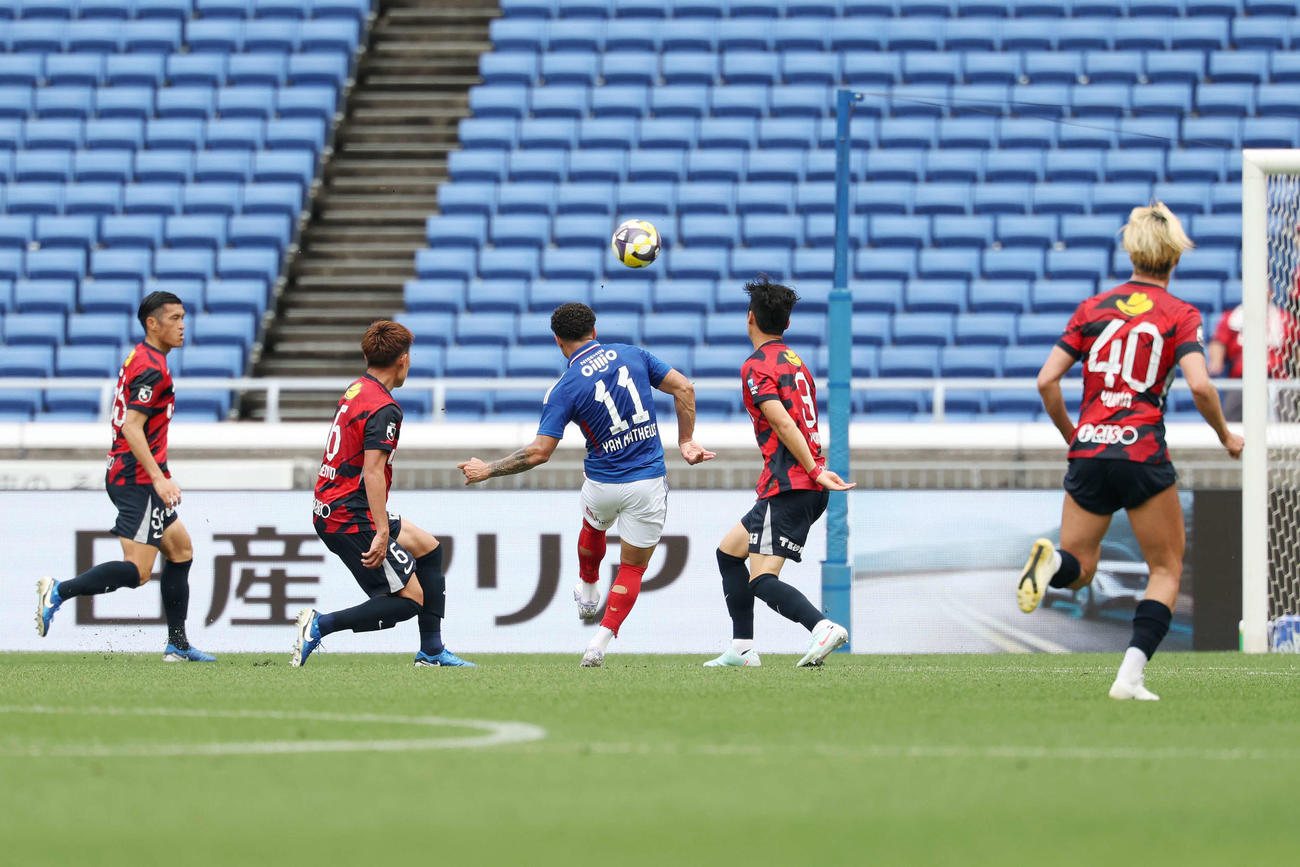 横浜対鹿島　前半、自身2点目のゴールを決める横浜Yマテウス（中央）（撮影・宮地輝）