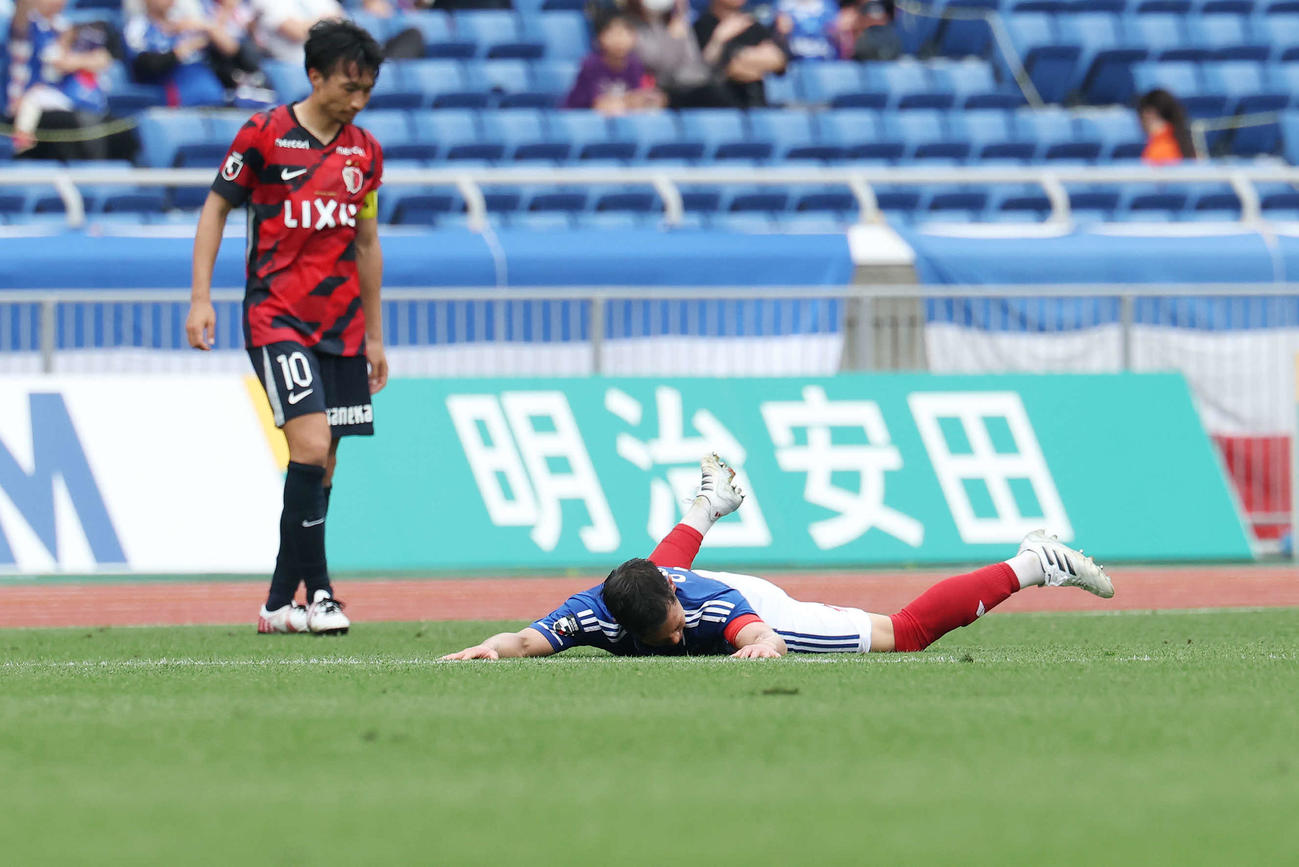 横浜対鹿島　勝利した横浜喜田（右）は試合終了の笛とともにピッチに倒れ込む（撮影・宮地輝）