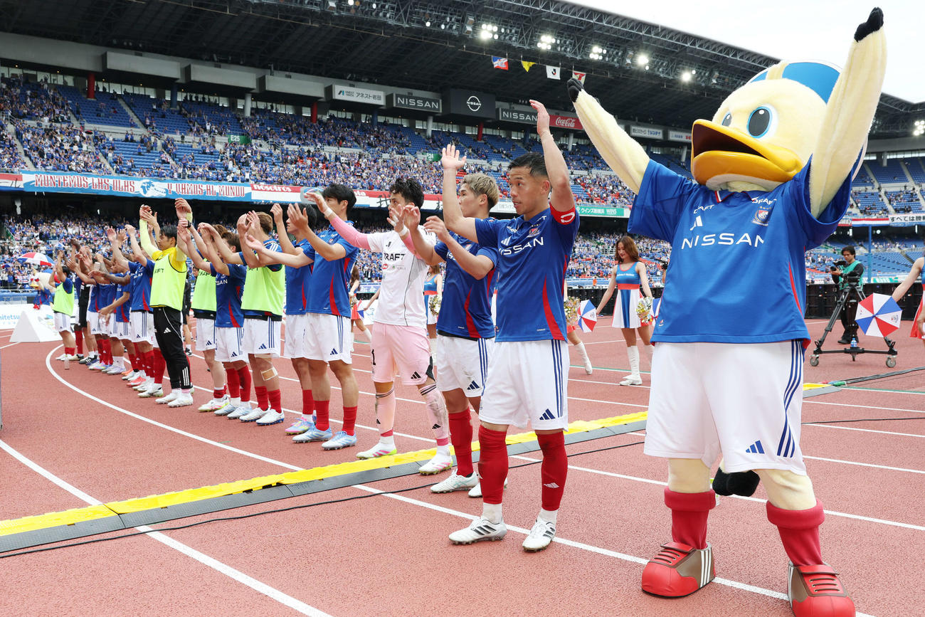 横浜対鹿島　サポーターと勝利を分かち合う横浜喜田（右）ら選手たち（撮影・宮地輝）
