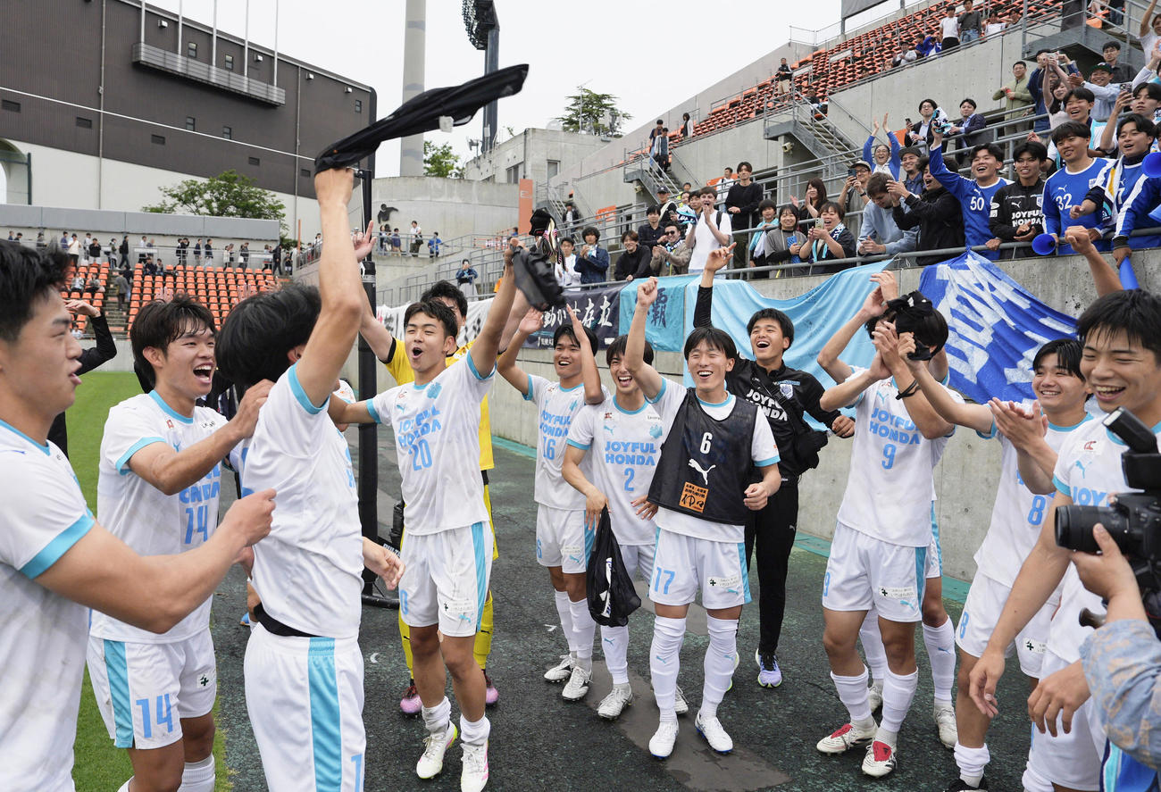 大宮に競り勝ち、沸く筑波大の選手たち（共同）