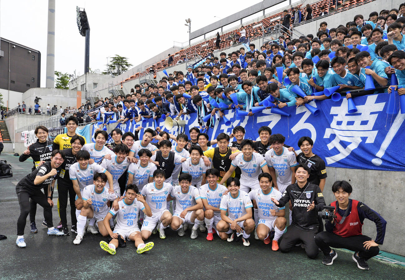 大宮に競り勝ち、写真に納まる筑波大の選手たち（共同）