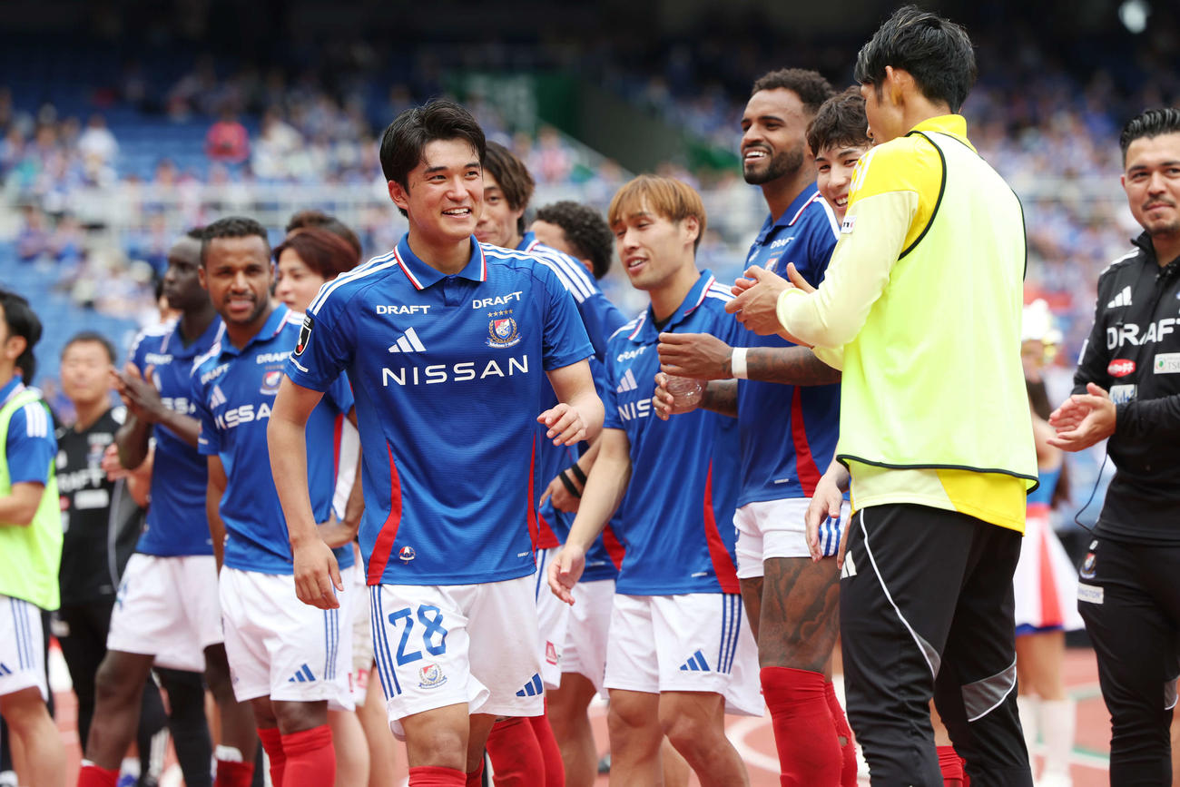 横浜対鹿島　勝利しチームメートと笑顔を見せる横浜山根（撮影・宮地輝）
