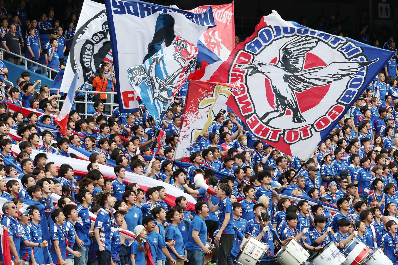 横浜対鹿島　試合前、応援する横浜サポーター（撮影・宮地輝）