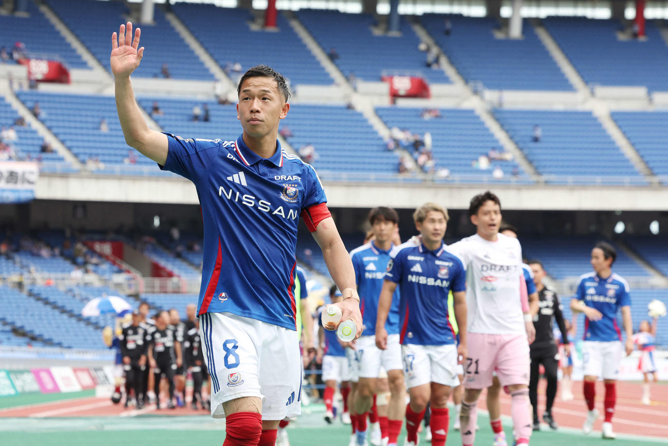 横浜対鹿島　勝利しサポーターに手を振る横浜喜田（撮影・宮地輝）