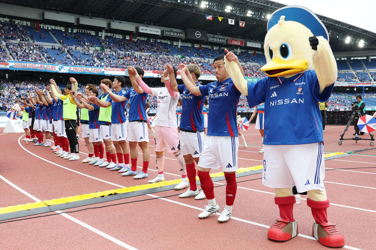 横浜対鹿島　サポーターと勝利を分かち合う横浜喜田（右）ら選手たち（撮影・宮地輝）