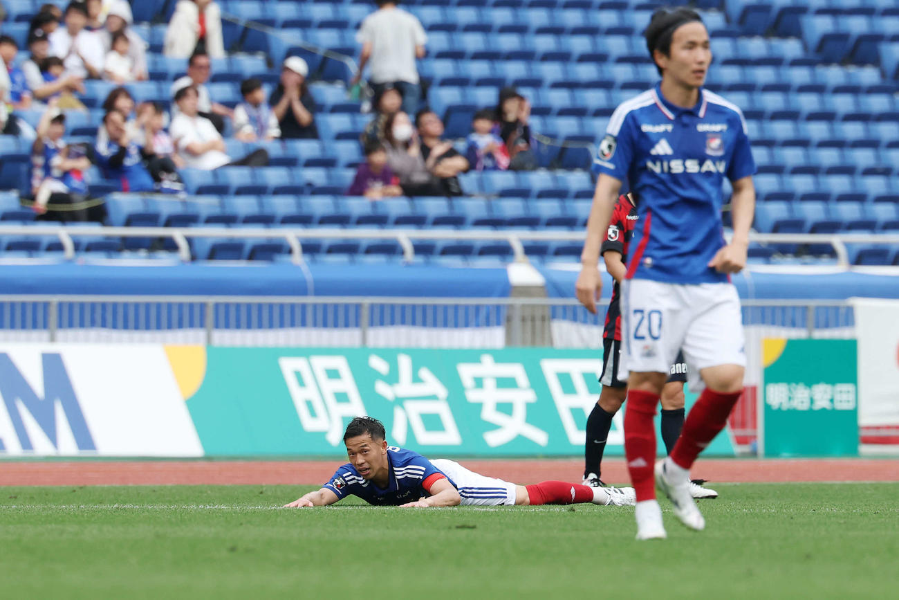 横浜対鹿島　勝利した横浜喜田は試合終了の笛とともにピッチに倒れ込む（撮影・宮地輝）