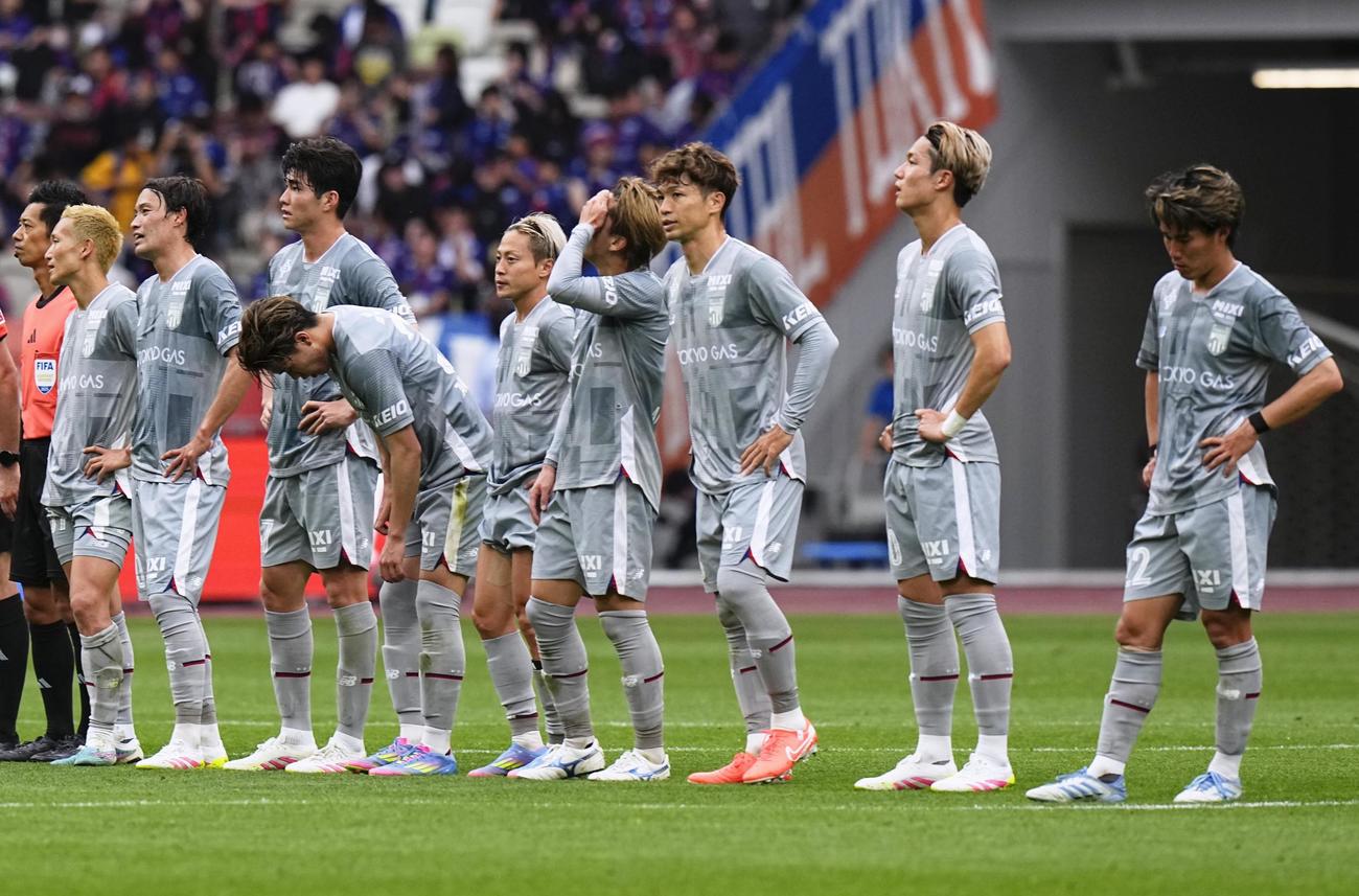 広島に敗れ、肩を落とすFC東京イレブン