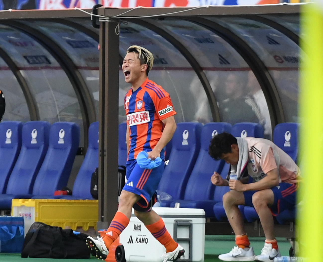 試合終了後、ベンチを飛び出して喜ぶ新潟・堀米主将（左）（撮影・小林忠）