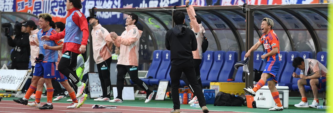 試合終了後、ベンチを飛び出して喜ぶ新潟・堀米主将（右から2人目）（撮影・小林忠）