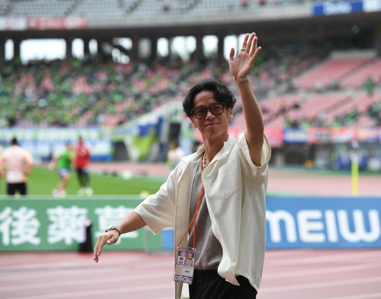 ハーフタイムにスタジアムを一周し、声援に応える元新潟のシントトロイデン伊藤（撮影・小林忠）