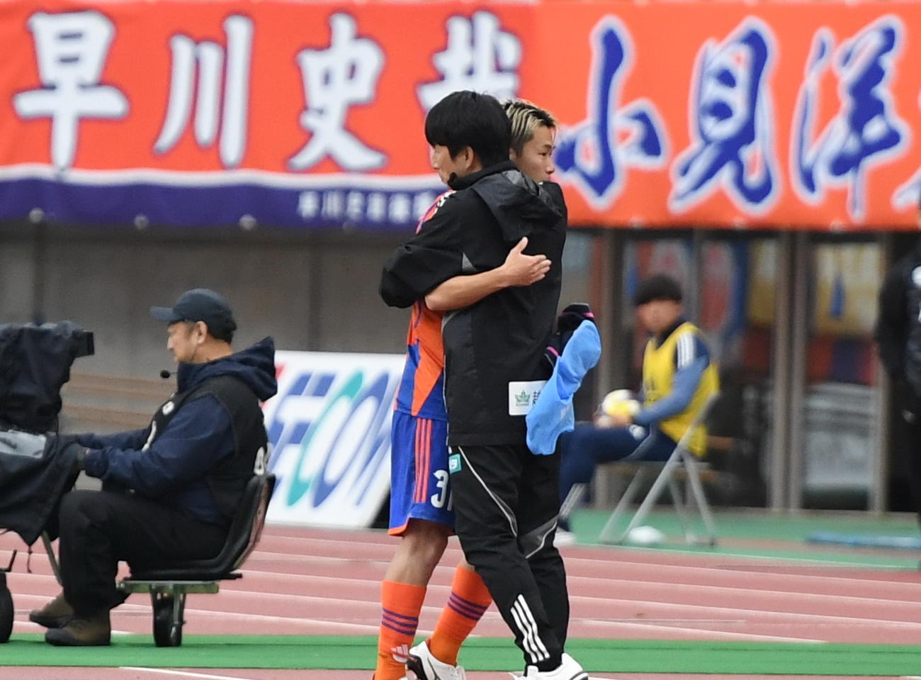 試合終了後、勝利を喜び合う新潟・堀米主将（左）と樹森監督（撮影・小林忠）