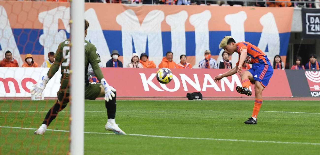 1－1の後半26分に勝ち越し点を決める新潟・小見（右）（撮影・小林忠）
