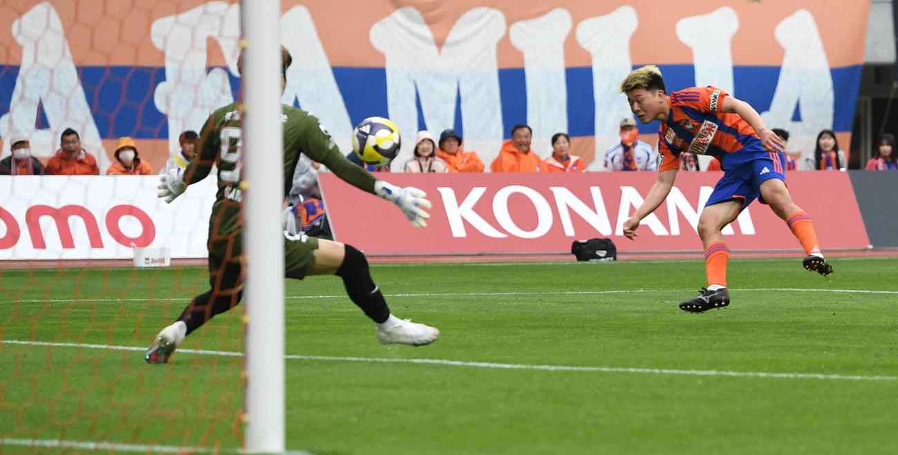 1－1の後半26分に勝ち越し点を決める新潟・小見（右）（撮影・小林忠）