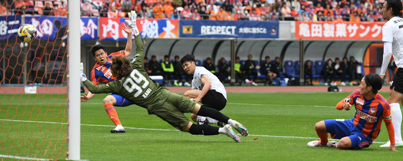 0－1の前半31分に同点ゴールを決める新潟・谷口（左端）（撮影・小林忠）