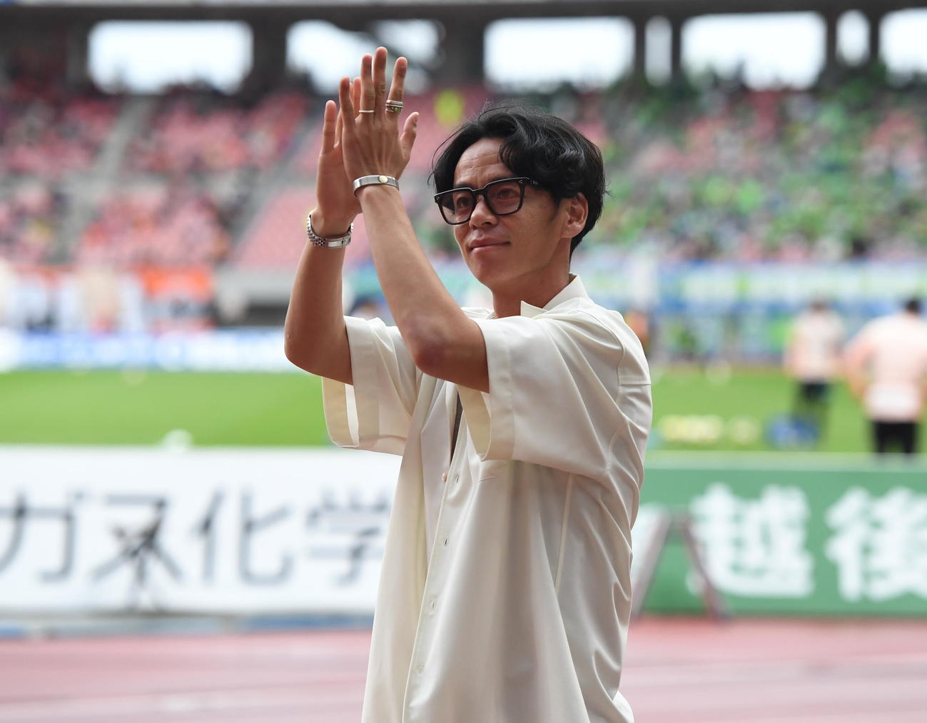 ハーフタイムにスタジアムを一周し、声援に応える元新潟のシントトロイデン伊藤（撮影・小林忠）