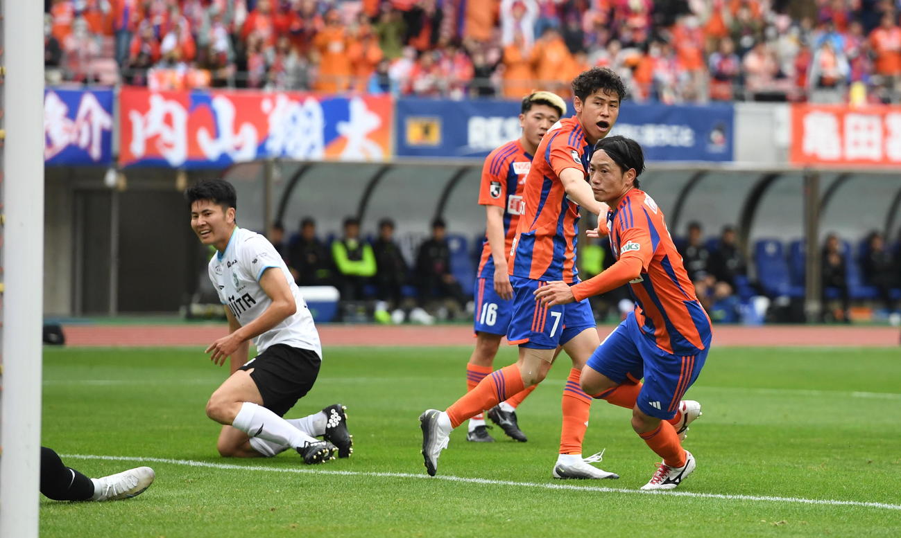黒いマウスピースをつける新潟・谷口（右から2人目）が0－1の前半31分に同点ゴールを決める（撮影・小林忠）