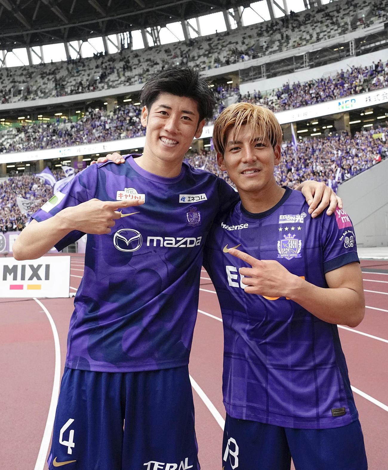 FC東京に快勝し、写真に納まる広島・荒木（左）と新井（共同）
