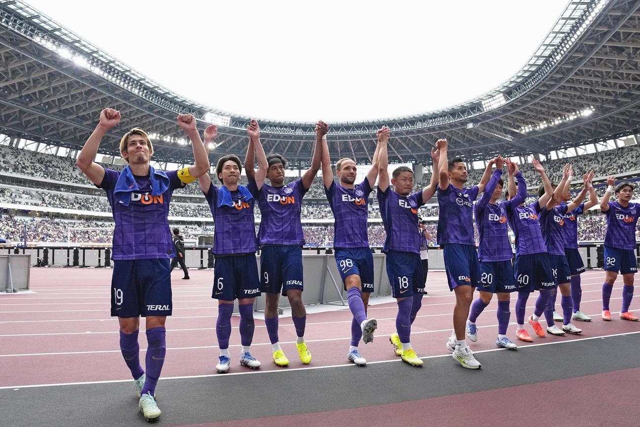 FC東京に快勝し、サポーターと喜びを分かち合う広島の選手たち（共同）