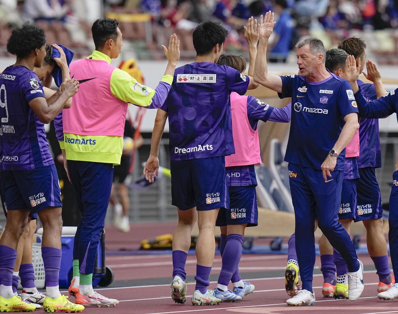 FC東京に快勝し、タッチを交わす広島・スキッベ監督（右、共同）