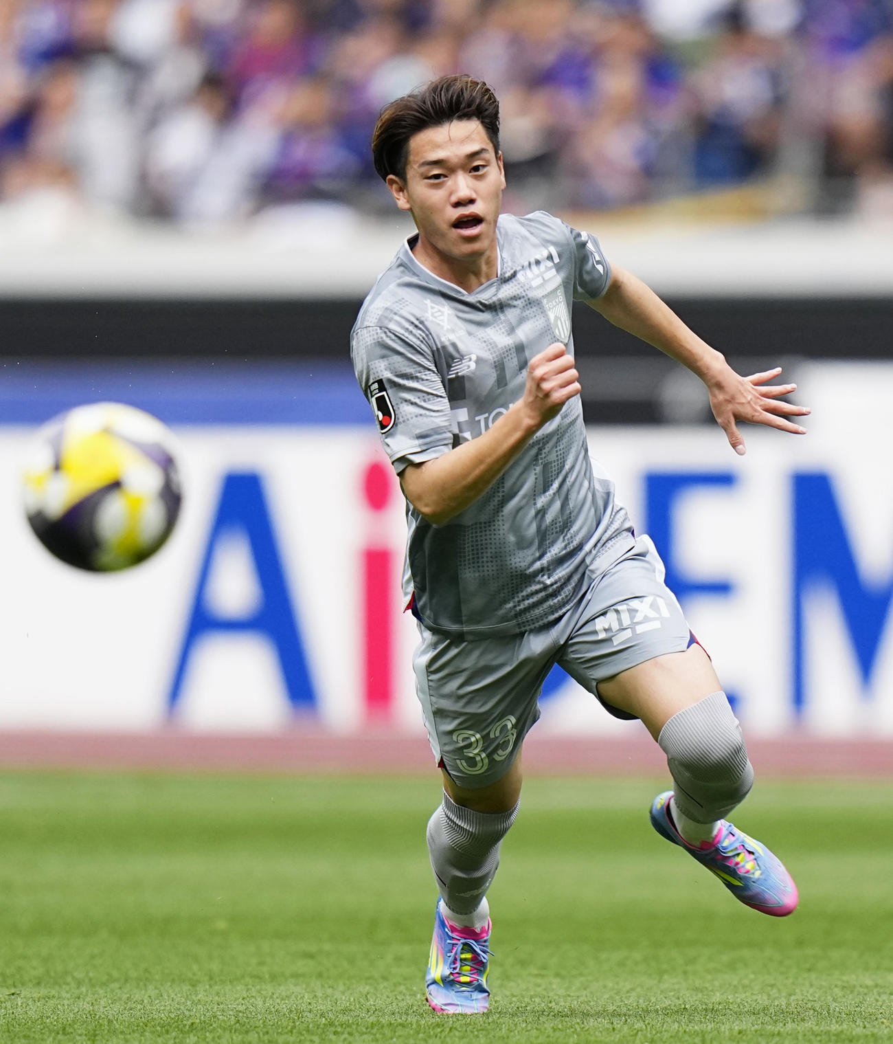 FC東京―広島　前半、ボールを追うFC東京・俵積田（共同）
