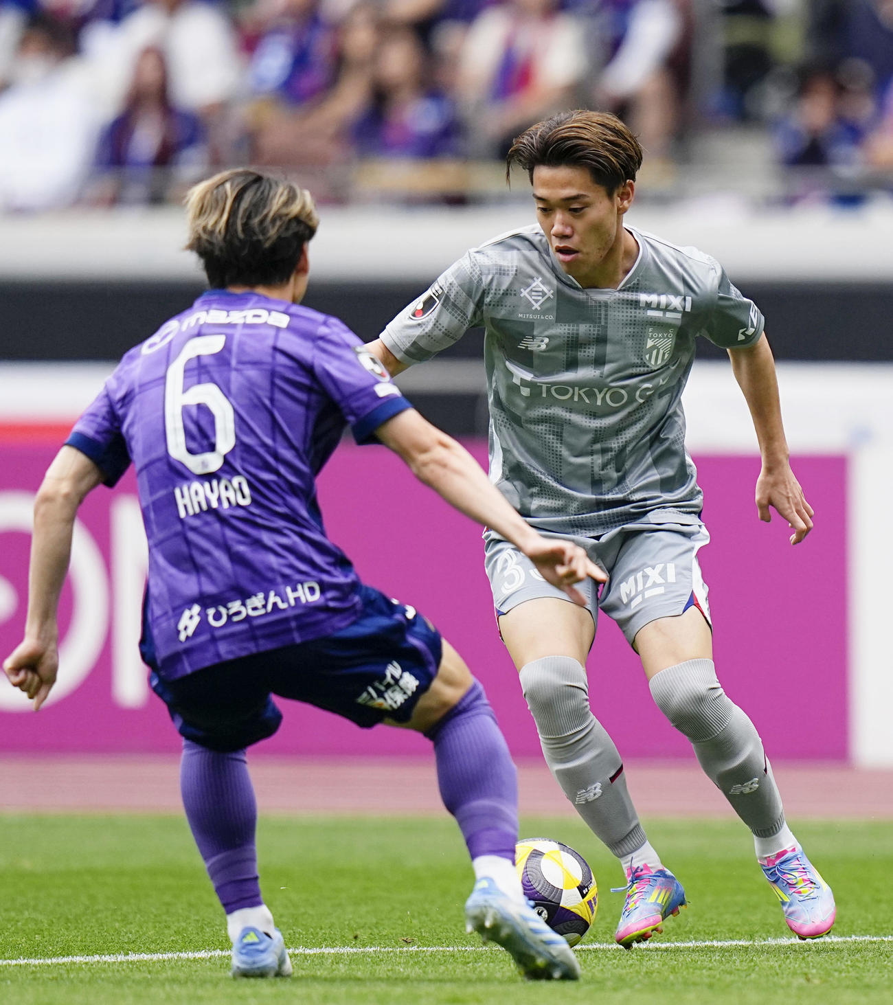 FC東京―広島　前半、攻め込むFC東京・俵積田（右）（共同）