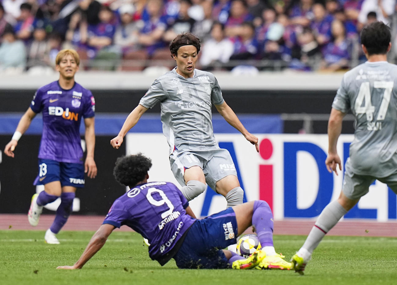 東京－広島　後半、競り合う東京MF東（中央）（共同）
